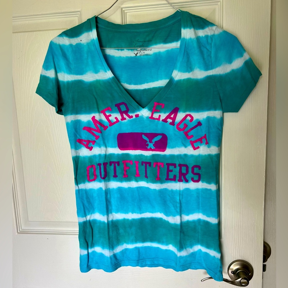 AE Outfitters V-neck short sleeve tee. Super soft & light. Awesome colors. Large
